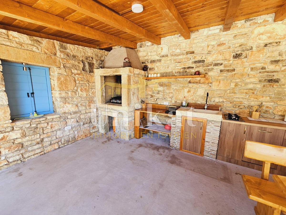 Tenuta con casa in pietra ristrutturata, giardino e piscina